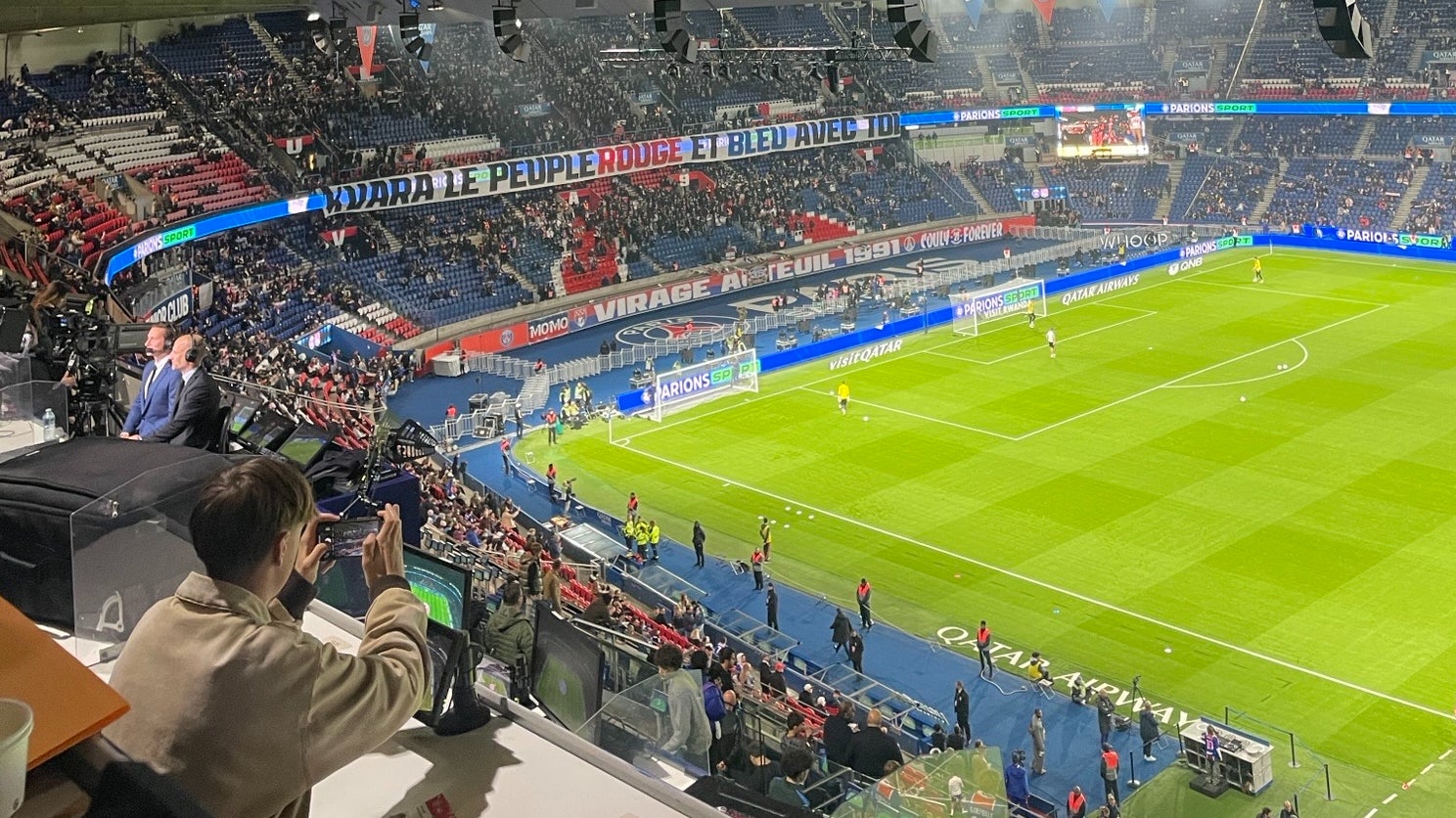 PSG-OL : lumières roses et banderole émouvante pour Kvaratskhelia avant le coup d'envoi